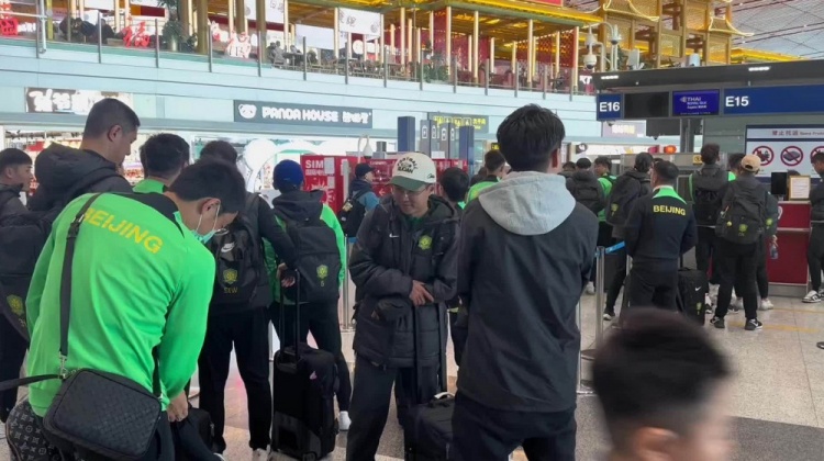 博主:昨天遭遇停飞休息一晚,国安队首都机场今日再出发