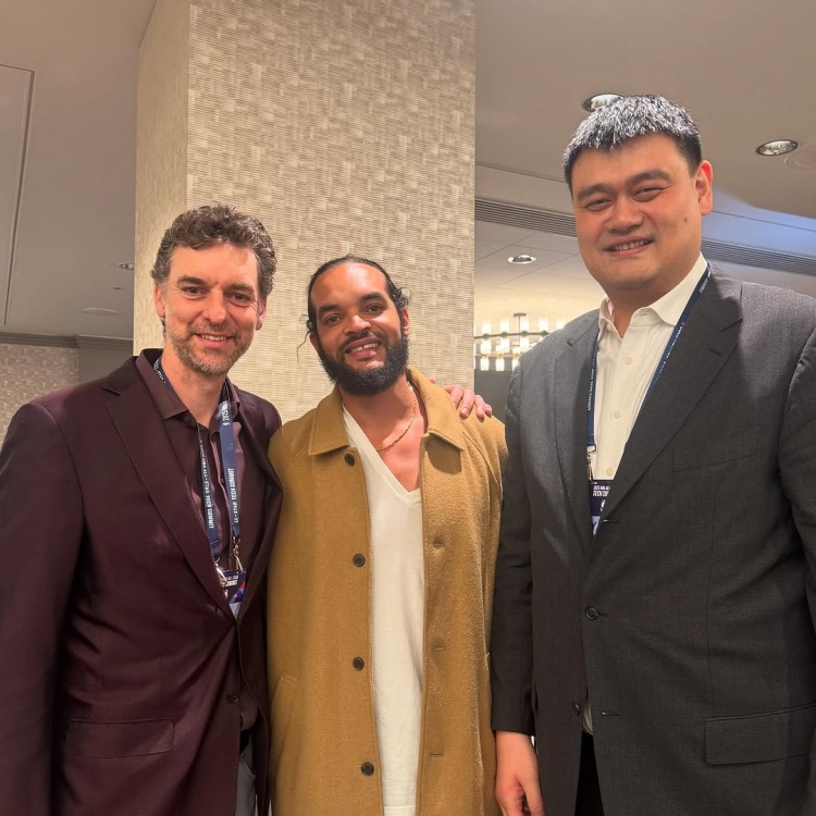 齐聚旧金山全明星!诺阿晒与姚明大加合照:与两位全球大使在一起
